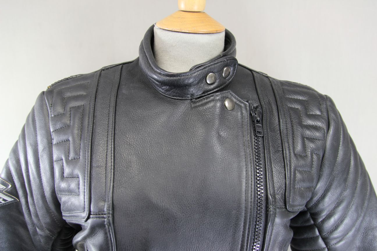 CLASSIC AKITO T-FORCE BLACK LEATHER BIKER JACKET: SIZE 10/32-34 INCH CHEST