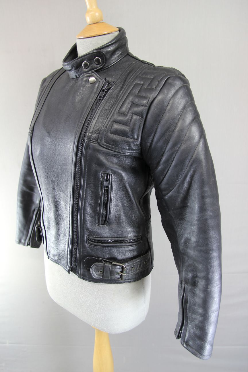 CLASSIC AKITO T-FORCE BLACK LEATHER BIKER JACKET: SIZE 10/32-34 INCH CHEST