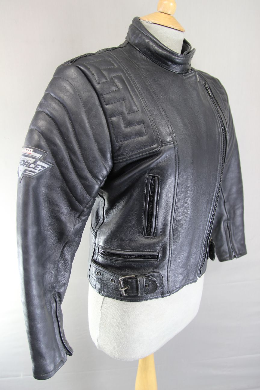 CLASSIC AKITO T-FORCE BLACK LEATHER BIKER JACKET: SIZE 10/32-34 INCH CHEST