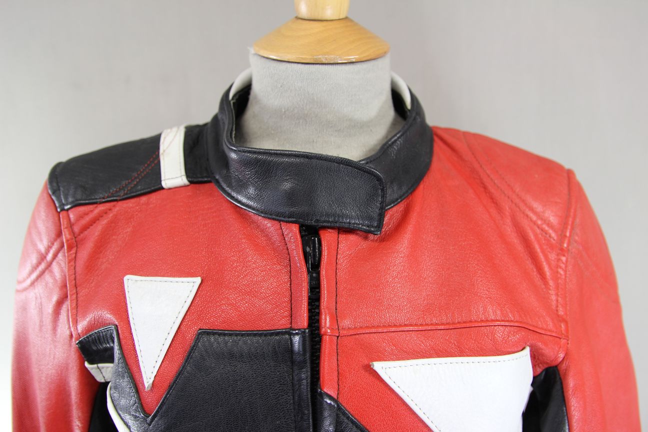 J&S BLACK, RED & WHITE LEATHER BIKER JACKET: SIZE 12 34-36 INCH CHEST