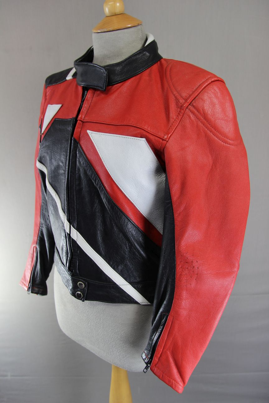 J&S BLACK, RED & WHITE LEATHER BIKER JACKET: SIZE 12 34-36 INCH CHEST