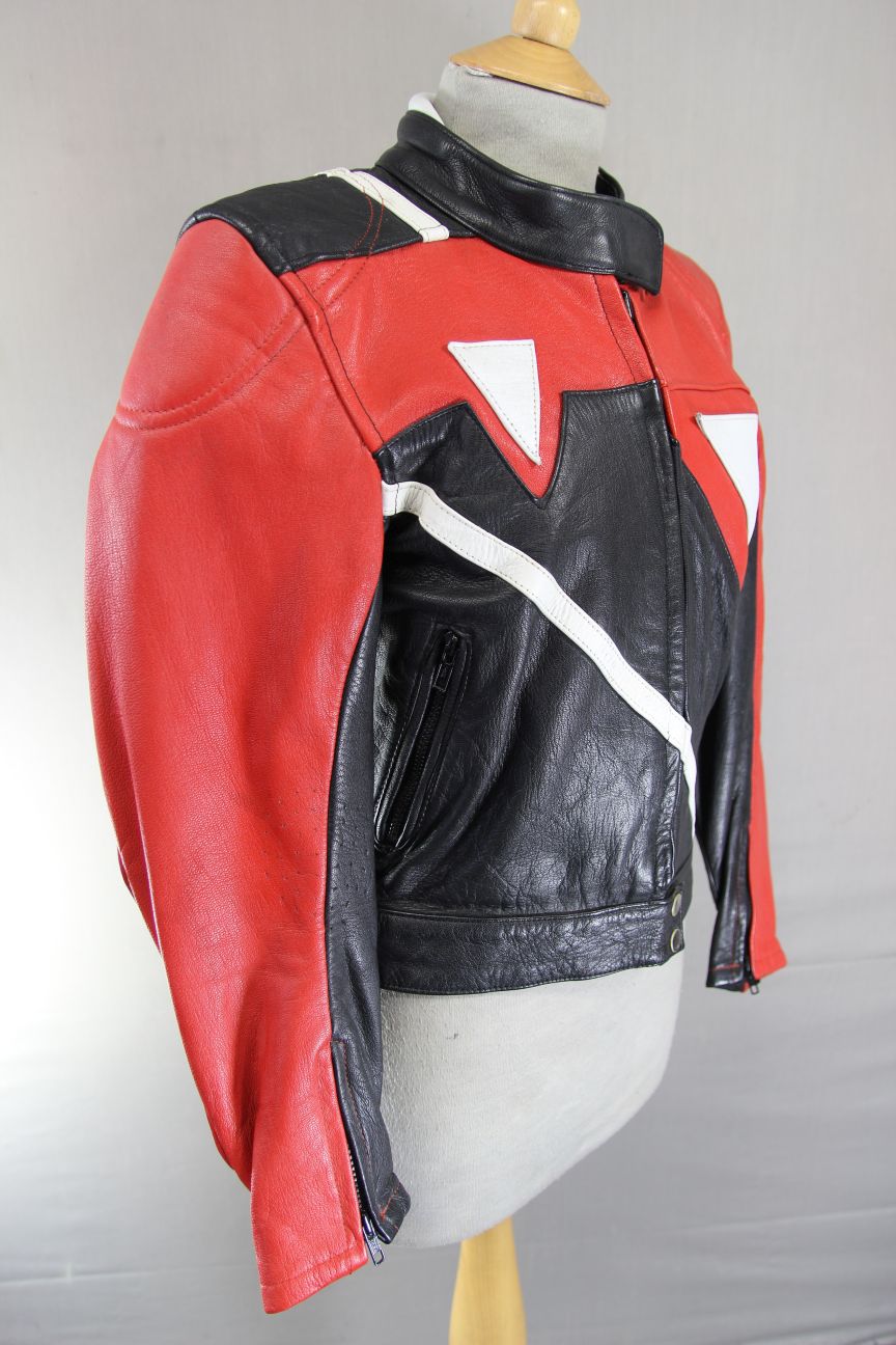 J&S BLACK, RED & WHITE LEATHER BIKER JACKET: SIZE 12 34-36 INCH CHEST