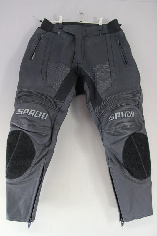 SPADA BLACK LEATHER BIKER TROUSERS + CE ARMOUR: WAIST 30-32 IN/INSIDE LEG 26 IN