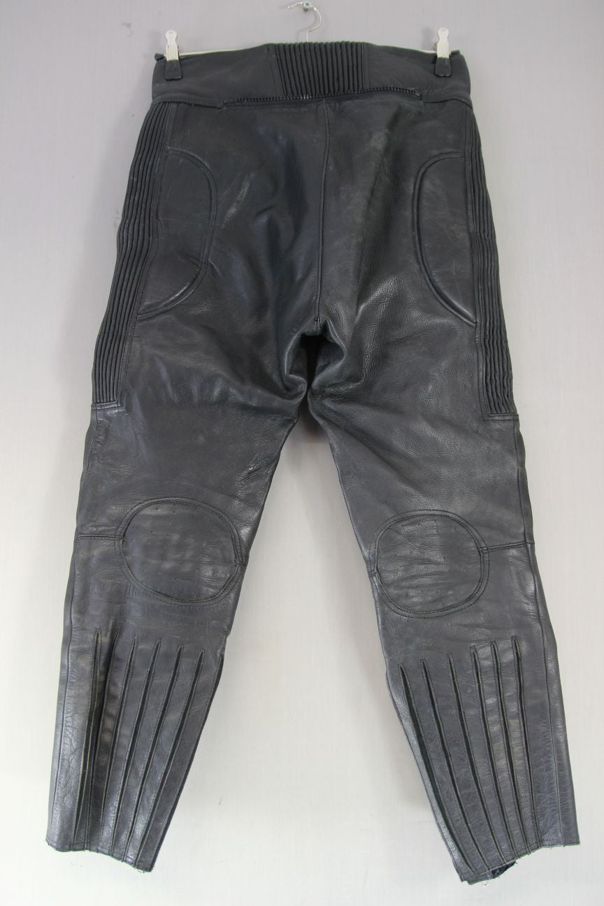 J&S BLACK LEATHER BIKER TROUSERS WAIST 32-34 INCH/INSIDE LEG 27 INCH (SHORT FIT)