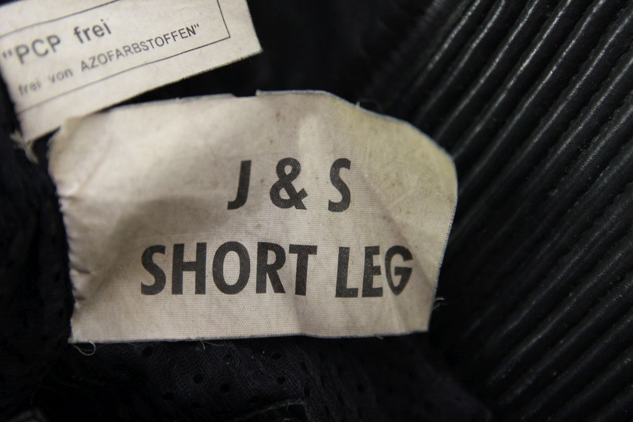 J&S BLACK LEATHER BIKER TROUSERS WAIST 32-34 INCH/INSIDE LEG 27 INCH (SHORT FIT)