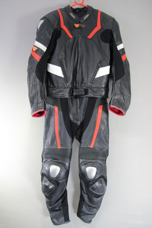 REKO 2 PIECE LEATHER BIKER SUIT WITH CE ARMOUR/KNEE SLIDERS/RACE HUMP 36-38 IN/S