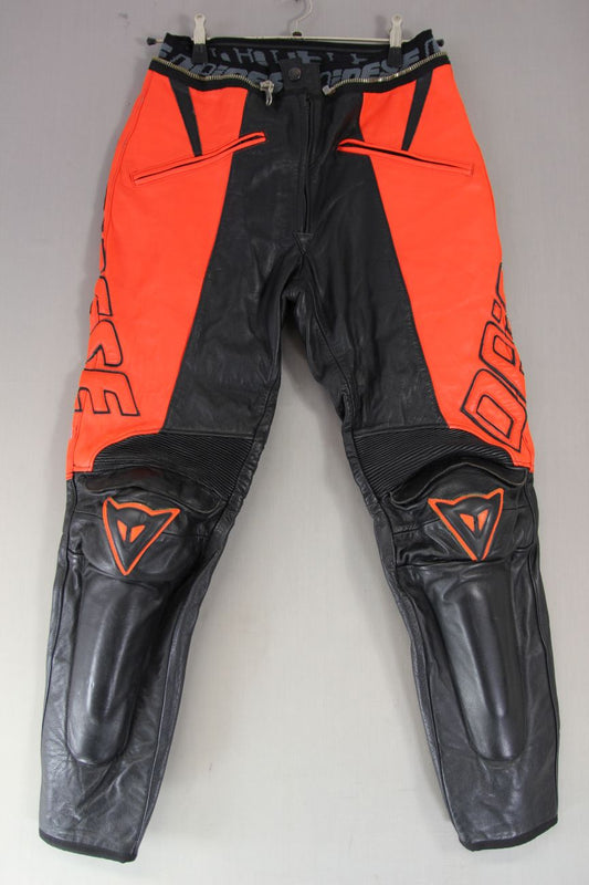DAINESE LEATHER BIKER TROUSERS WITH KNEE ARMOUR WAIST 32 INCH/INSIDE LEG 30 INCH